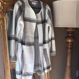 Elle black and white sweater